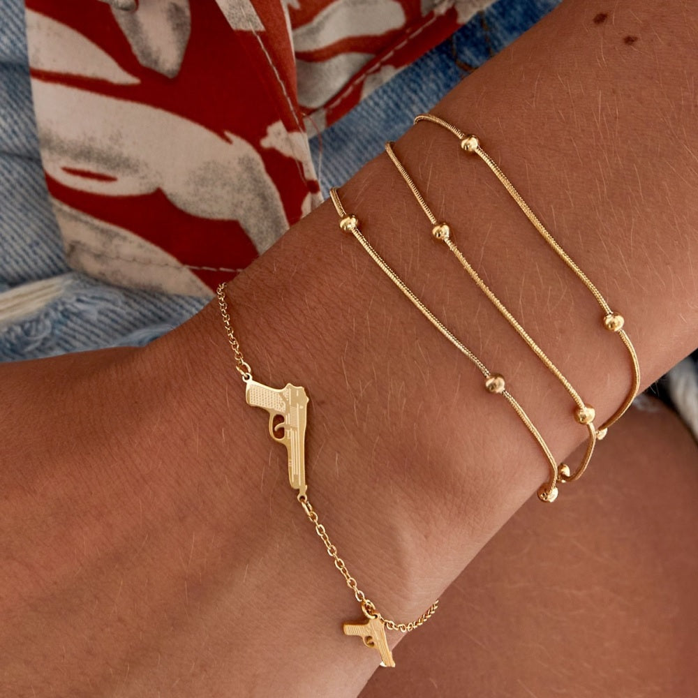 Waterproof armband goud, deze armband bestaat uit drie kettinkjes met kleine bolletjes. De armband is gemaakt van stainless steel, hierdoor is de armband nikkelvrij en hypoallergeen. Het armbandje is verkrijgbaar in het goud en in het zilver. Bestel de armband nu op www.jenelry.com