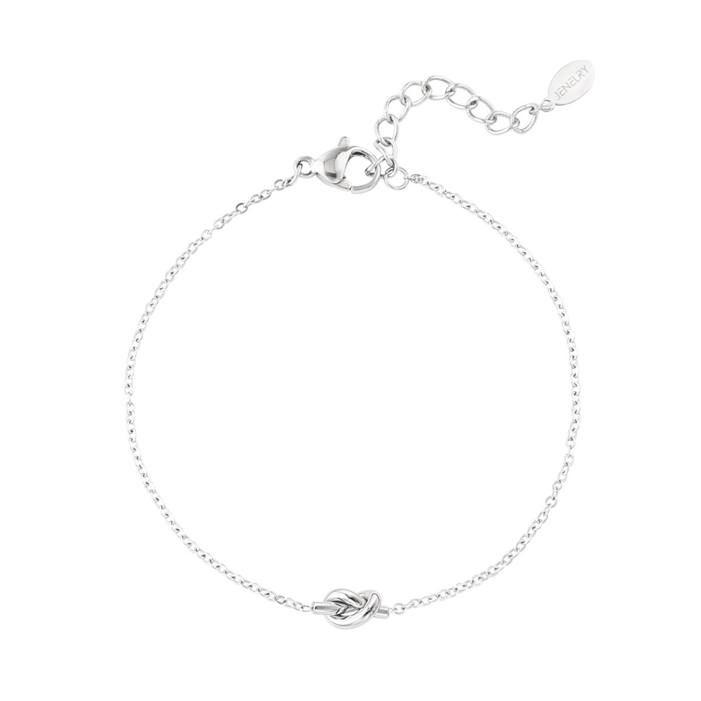 Armbandje Connected, dit armbandje heeft een knoopje in het midden. Het armbandje is zilver van kleur en is gemaakt van stainless steel, hierdoor is de armband waterproof en nikkelvrij. Het armbandje is ook verkrijgbaar in het goud en is ook als ketting te bestellen. Bestel de armband nu op www.jenelry.com