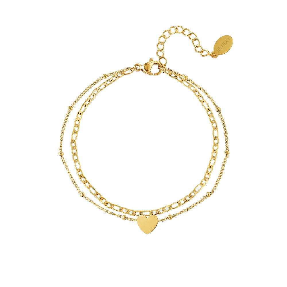 Dit goudkleurige armbandje bestaat uit twee fijne schakelarmbandjes. Het ene armbandje heeft een fijne schakel en het andere armbandje heeft een hartje in het midden. De armband is gemaakt van stainless steel, hierdoor verkleurt de armband niet. De armband is ook verkrijgbaar in het zilver en is te bestellen op www.jenelry.com