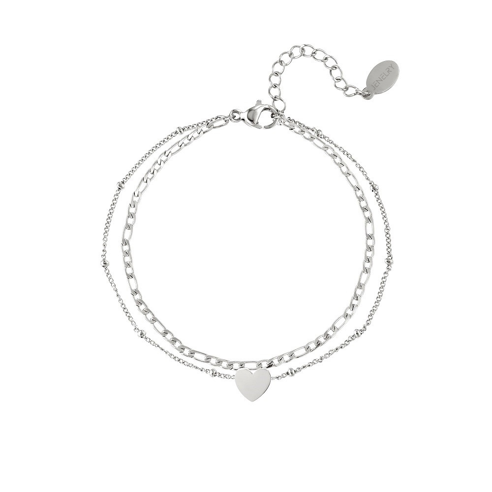 Dit zilverkleurige armbandje bestaat uit twee fijne schakelarmbandjes. Het ene armbandje heeft een fijne schakel en het andere armbandje heeft een hartje in het midden. De armband is gemaakt van stainless steel, hierdoor verkleurt de armband niet. De armband is ook verkrijgbaar in het goud en is te bestellen op www.jenelry.com