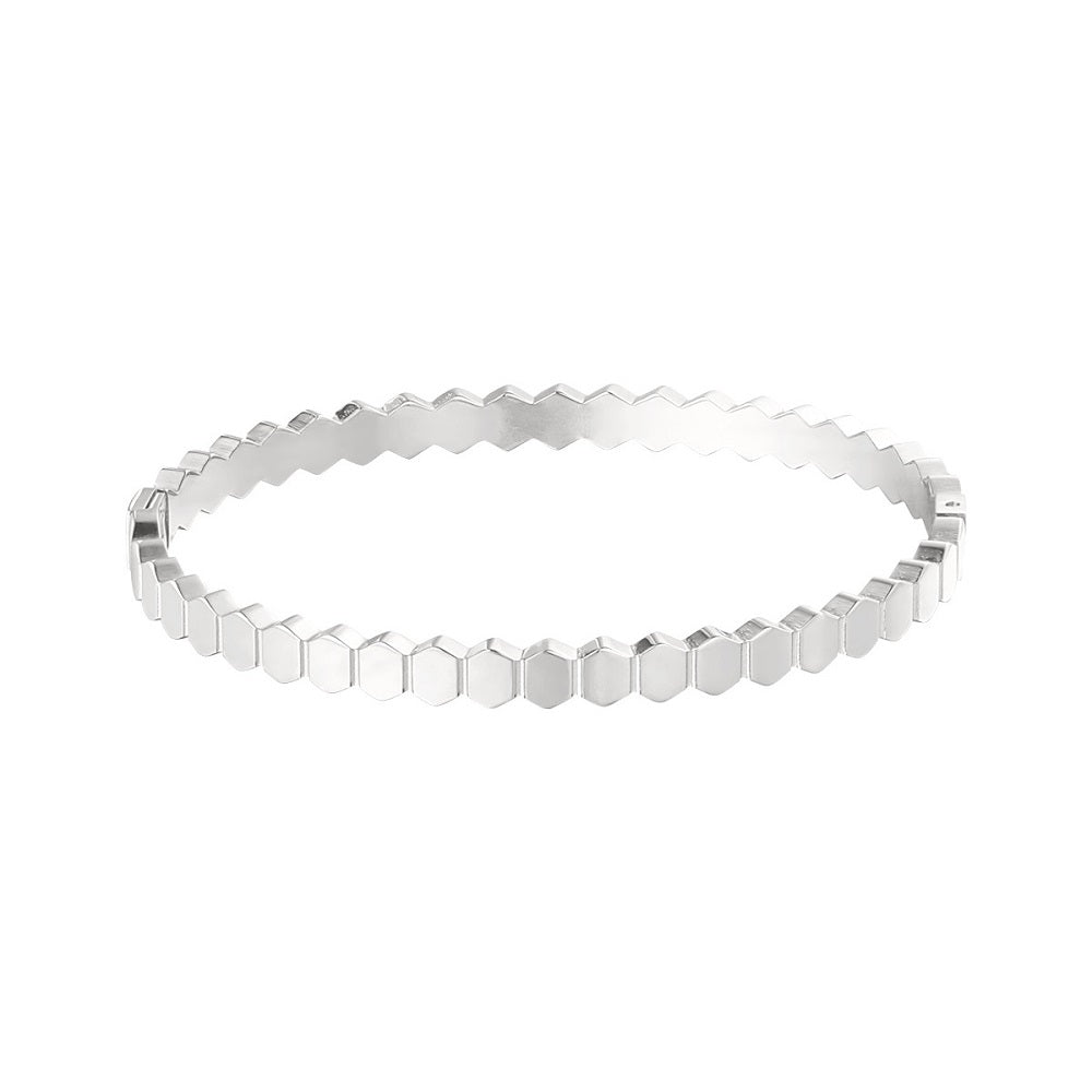 Stainless Steel Armband in het zilver met aaneengesloten zeshoekjes, de armband is gemaakt van stainless steel, hierdoor is hij waterproof en nikkelvrij. De armband met zeshoekjes is verkrijgbaar in het goud en zilver en is te bestellen op www.jenelry.com