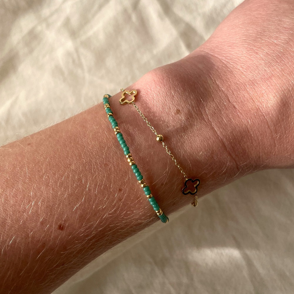 Waterproof armband Magical Fir is gemaakt van de hoogste kwaliteit rocailles kralen. Deze rocailles kralen verkleuren niet en blijven mooi. De armband heeft een fel donkere kleur en is te bestellen op www.jenelry.com