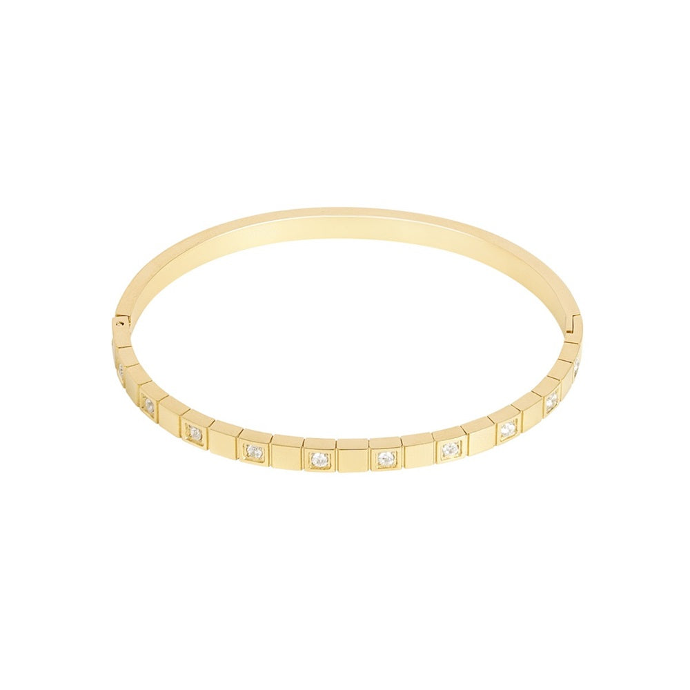 Feestelijke armband magical in het goud, deze slavenarmband is gemaakt van Stainless Steel, hierdoor is de armband waterproof en nikkelvrij. De armband is one-size en gaat open en dicht door de speciale sluiting. De armband heeft meerdere strass steentjes, waardoor hij een feestelijke uitstraling heeft. Shop deze stainless steel armband nu op www.jenelry.com