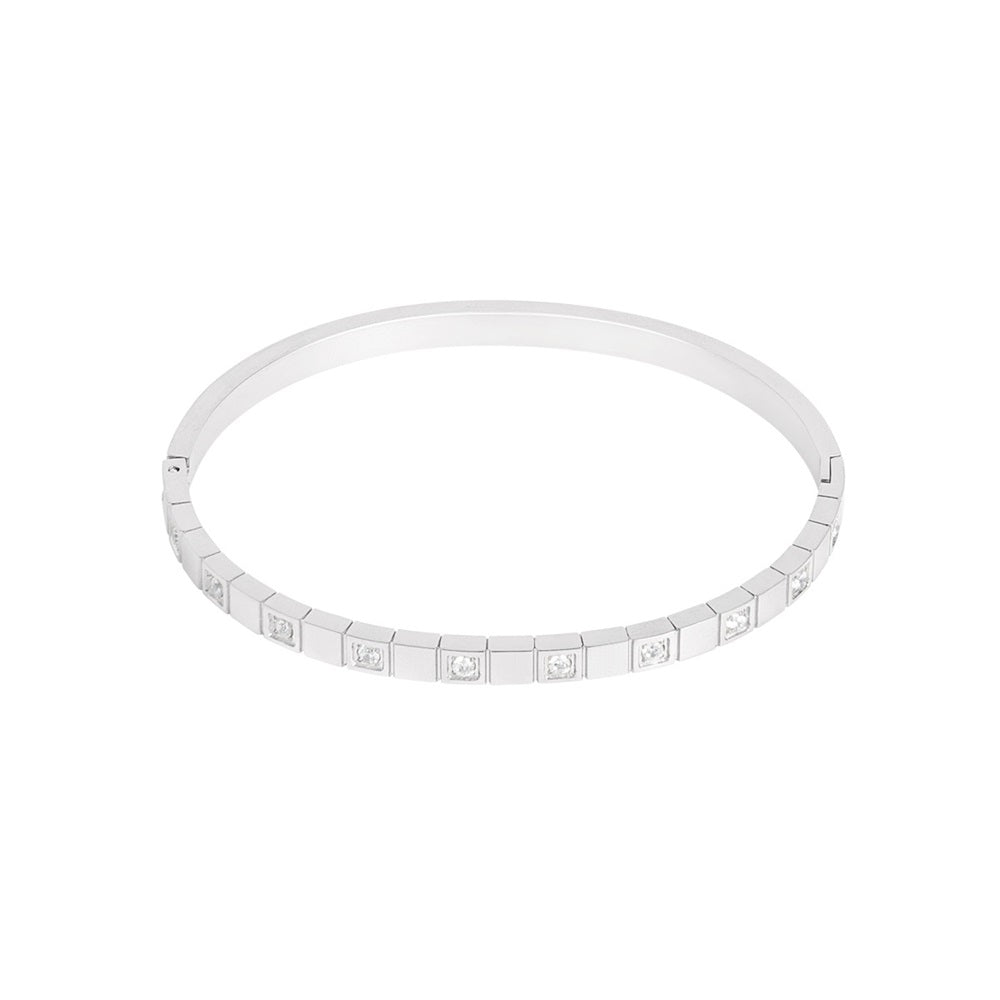 Feestelijke armband magical in het zilver, deze slavenarmband is gemaakt van Stainless Steel, hierdoor is de armband waterproof en nikkelvrij. De armband is one-size en gaat open en dicht door de speciale sluiting. De armband heeft meerdere strass steentjes, waardoor hij een feestelijke uitstraling heeft. Shop deze stainless steel armband nu op www.jenelry.com