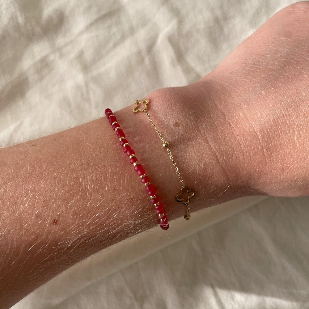 Armband Porto Goud is gemaakt van de hoogste kwaliteit Miyuki Rocailles kralen. De armband heeft een bordeaux rode kleur in combinatie met goud. De sluiting van de armband is gemaakt van Stainless Steel, de armband is waterproof en nikkelvrij. Bestel de armband nu op www.jenelry.com