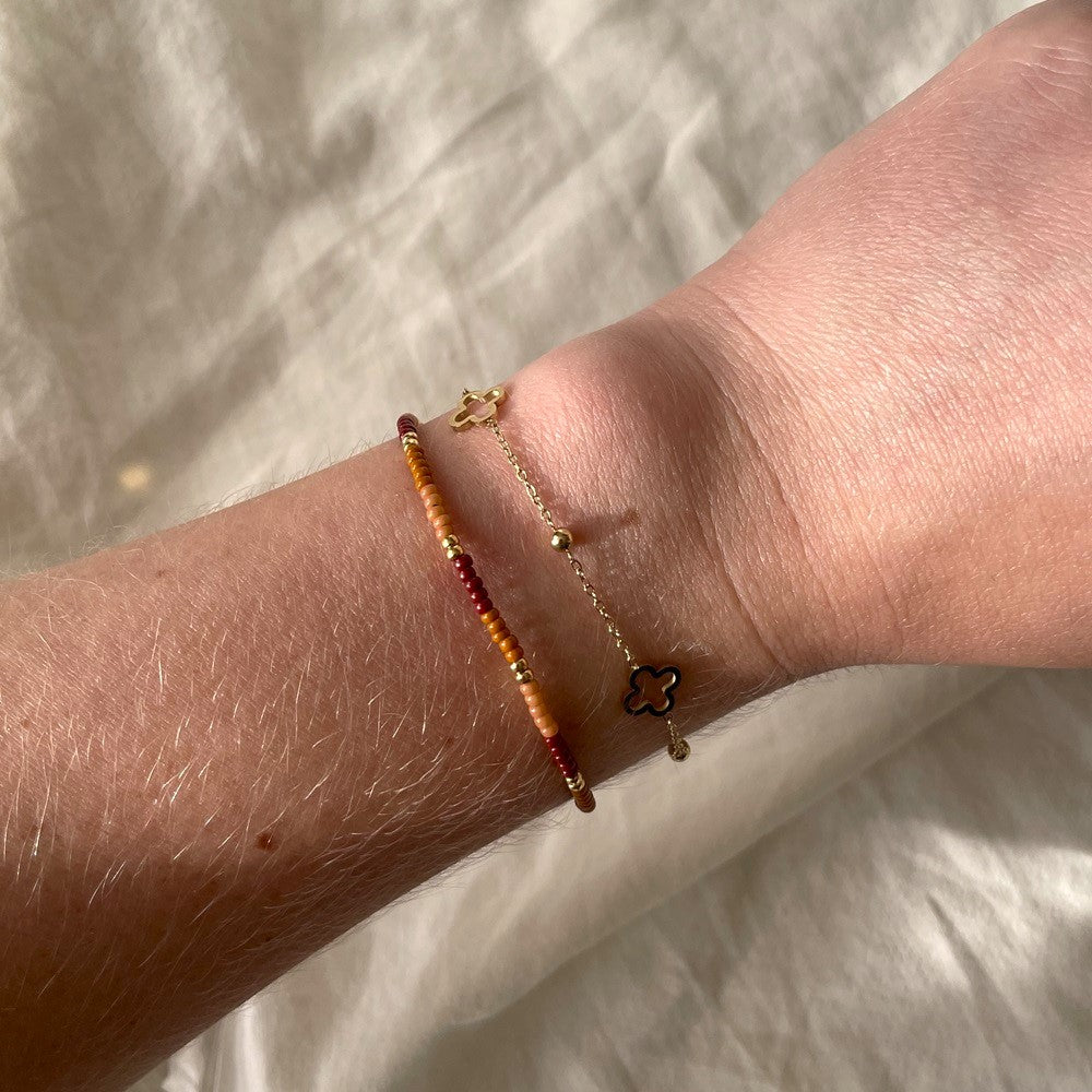Armband Pumpkin Spice Goud, is een armband gemaakt van de hoogste kwaliteit Miyuki Rocailles glaskralen. De armband heeft verschillende tinten bruin met goudkleurige details. De sluiting van de armband is gemaakt van stainless steel, de armband is te bestellen op www.jenelry.com