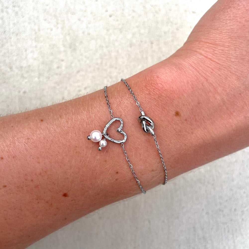 Deze subtiele armbandjes zijn perfect om met elkaar te combineren. Het linker armbandje is de armband Lovely Pearl, deze armband is waterproof, stainless steel en nikkelvrij. De rechter armband is de armband connected zilver. De armbandjes zijn ook verkrijgbaar in het goud. Ze zijn te bestellen op www.jenelry.com