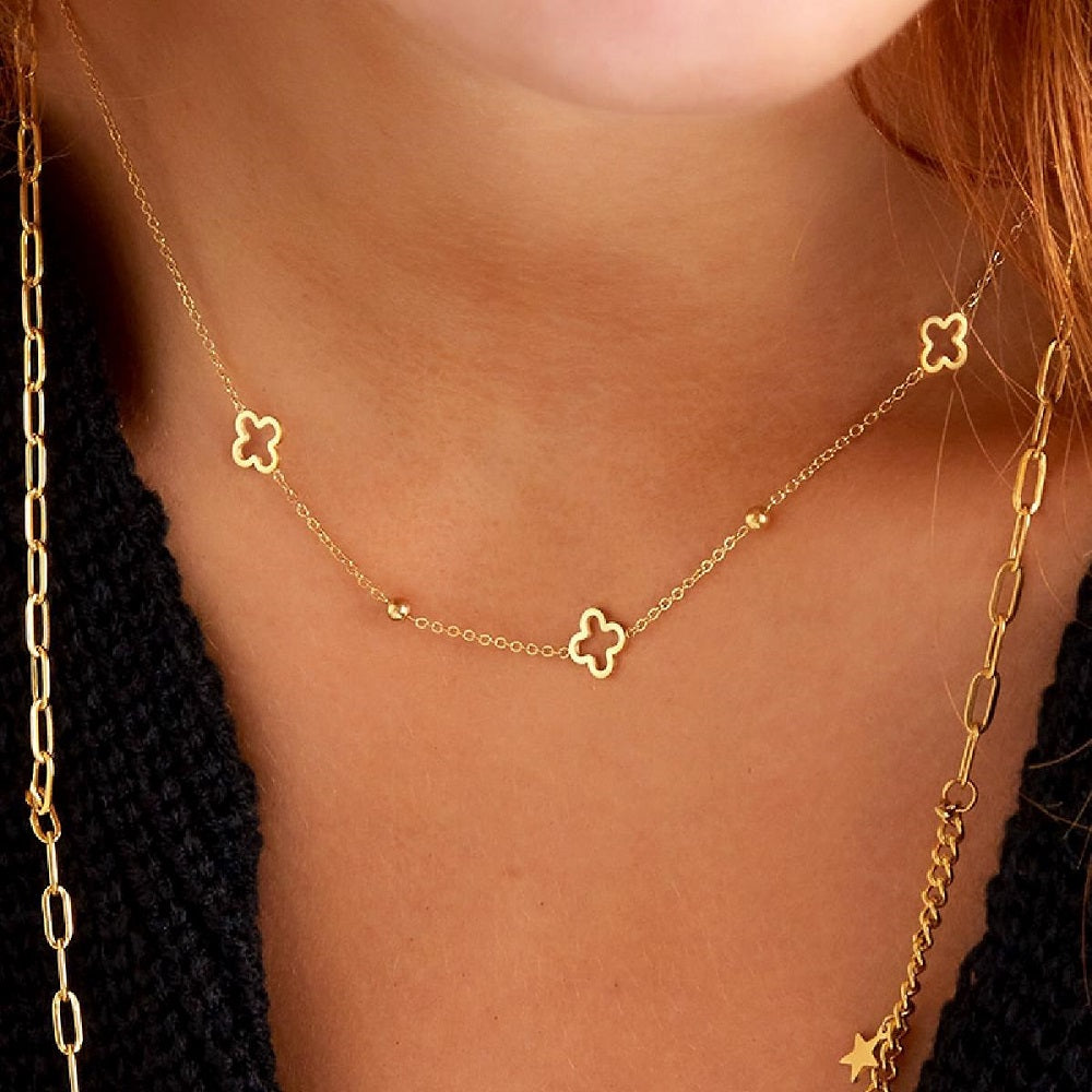 Ketting Clover Goud, goudkleurig subtiel kettinkje met klavertjes en bolletjes. De ketting is gemaakt van stainless steel met een coating van 18 karaats goud. De ketting is waterproof, nikkelvrij en hypoallergeen. Ketting Clover verkleurt niet als hij in aanraking komt met water. De ketting is te bestellen op www.jenelry.com