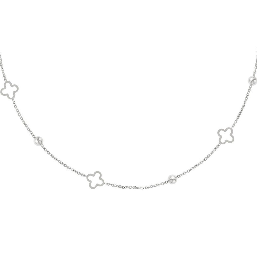 Ketting Clover Zilver, zilverkleurig subtiel kettinkje met klavertjes en bolletjes. De ketting is gemaakt van stainless steel. De ketting is waterproof, nikkelvrij en hypoallergeen. Ketting Clover verkleurt niet als hij in aanraking komt met water. De ketting is te bestellen op www.jenelry.com