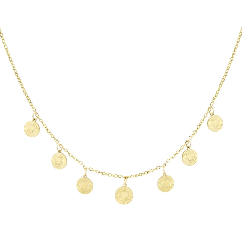 Stainless Steel ketting in de kleur goud met ronde bedeltjes, in de bedeltjes zijn kleine hartjes gegraveerd. De ketting is waterproof, stainless steel en nikkelvrij. De ketting verkleurt niet en blijft mooi, je kunt de ketting bestellen op www.jenelry.com