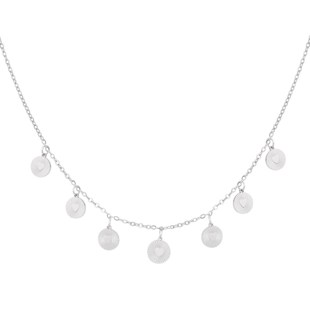 Bedelketting met kleine muntjes, de ketting is zilver van kleur en is gemaakt van stainless steel. Door deze materiaalkeuze is de ketting waterproof en nikkelvrij. De ketting verkleurt niet en blijft mooi. Bestel deze zilveren bedelketting nu op www.jenelry.com