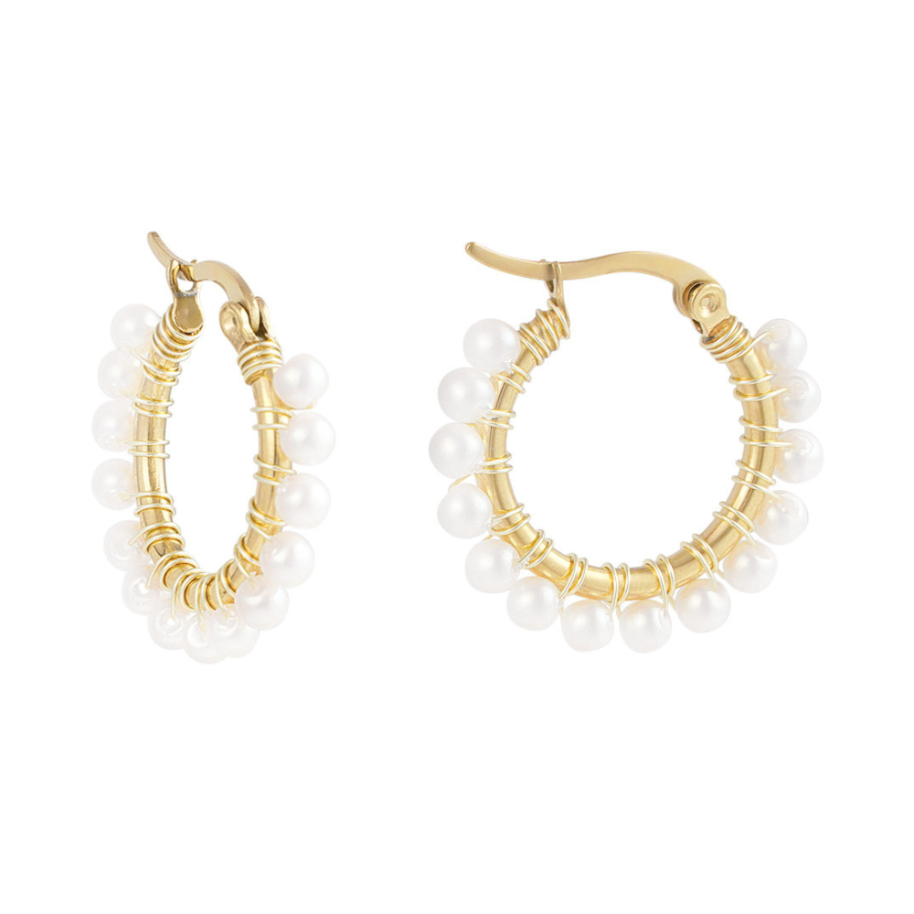 Oorbellen met parels in het goud. Oorbellen All About Pearls Goud zijn gemaakt van stainless steel, hierdoor zijn ze waterproof en nikkelvrij. De oorbellen hebben kleine pareltjes en maken je outfit helemaal compleet. Bestel de oorbellen nu op www.jenelry.com