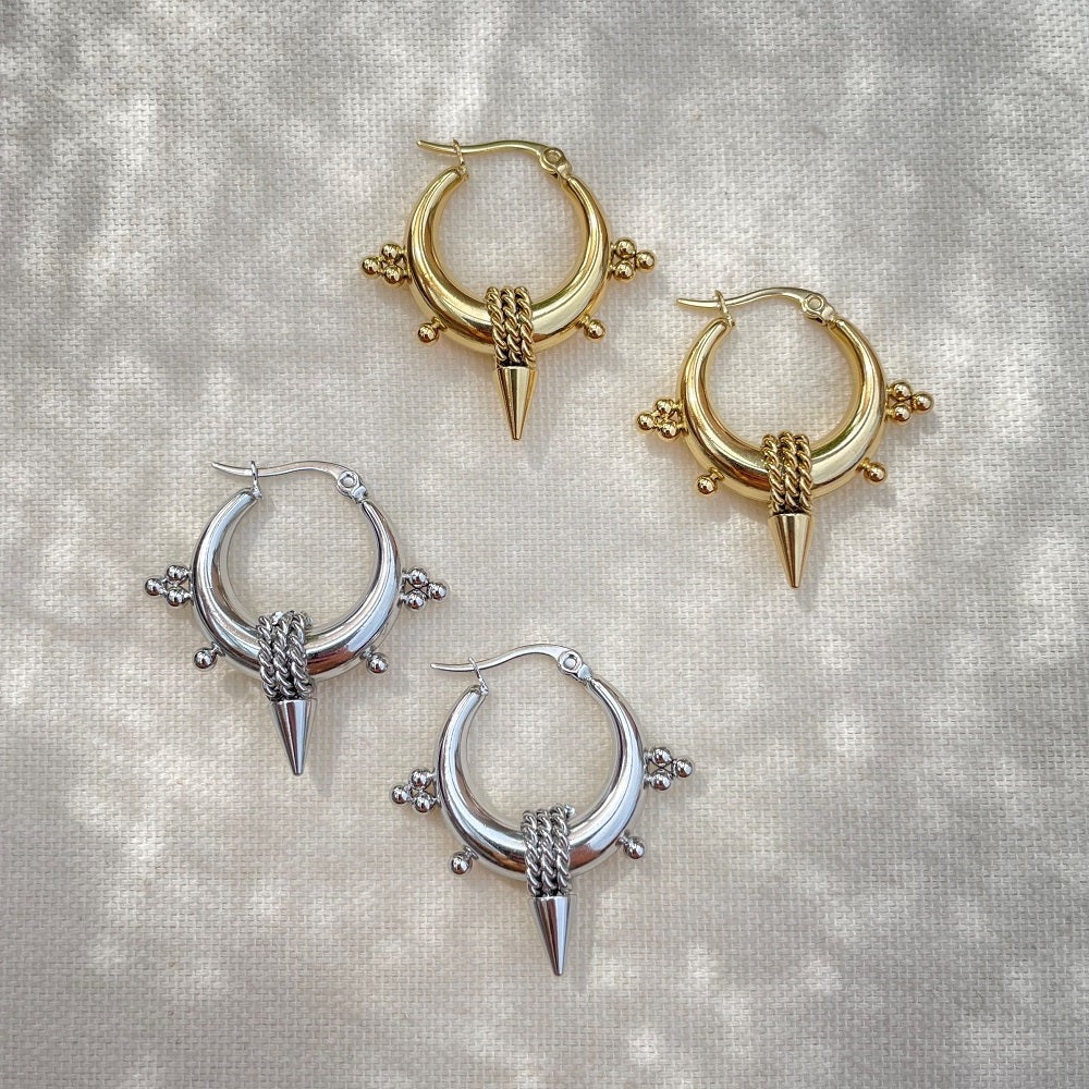 Dit zijn de Bali Hoops Oorbellen Bold in het goud. De Stainless Steel Bali Hoops verkleuren niet als ze in aanraking komen met water. De oorbellen zijn nikkelvrij en blijven mooi. De oorbellen Bali Hoops zijn verkrijgbaar in het goud en in het zilver. Bestel ze nu op www.jenelry.com