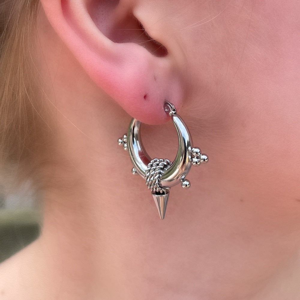 Dit zijn de Bali Hoops Oorbellen Bold in het zilver. De Stainless Steel Bali Hoops verkleuren niet als ze in aanraking komen met water. De oorbellen zijn nikkelvrij en blijven mooi. De oorbellen Bali Hoops zijn verkrijgbaar in het goud en in het zilver. Bestel ze nu op www.jenelry.com