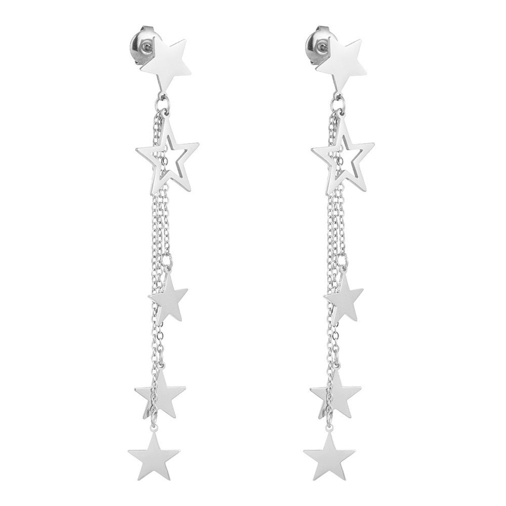 Oorbellen Call It Magic Zilver, deze feestelijke oorbellen bestaan uit een oorknopje in de vorm van een sterretje met daaraan een open ster bevestigd en drie losse kettinkjes met een sterretje aan het eind. De oorbellen zijn gemaakt van stainless steel, hierdoor zijn de oorbellen waterproof en nikkelvrij. Bestel de oorbellen nu op www.jenelry.com