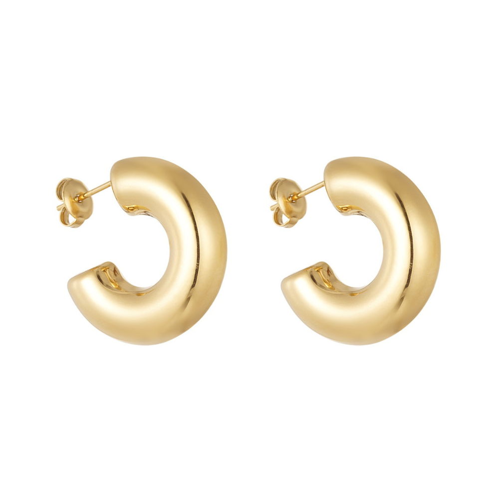 Grove stainless steel oorbellen in het goud. Deze grove hoops zijn waterproof, nikkelvrij en hypoallergeen. De hoops zijn verkrijgbaar in het goud. Bestel de hoops nu op www.jenelry.com