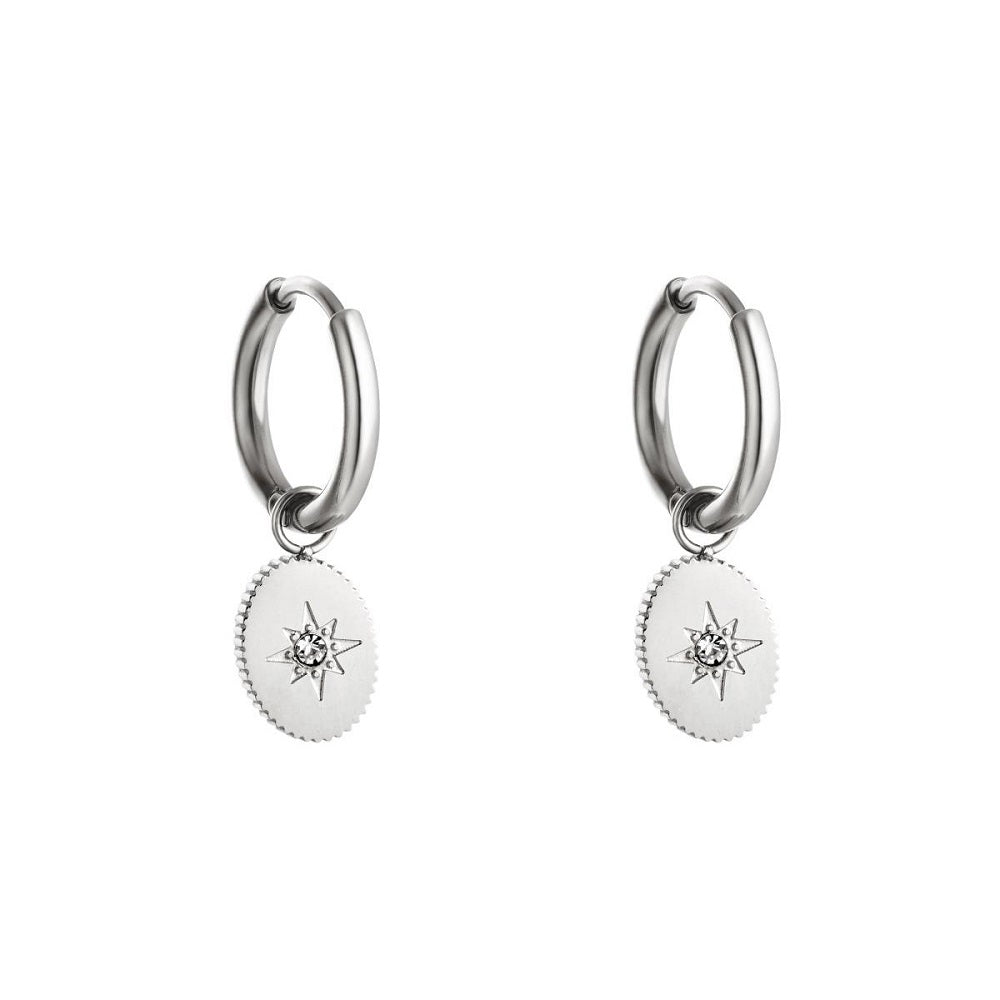 Dit zijn de oorbellen Falling Star in het zilver. De oorbellen zijn gemaakt van stainless steel, hierdoor zijn ze waterproof, nikkelvrij en hypoallergeen. De oorbellen hebben een bedel, in de bedel is een sterretje gegraveerd. De oorbellen verkleuren niet als ze in aanraking komen met water. Bestel ze nu op www.jenelry.com