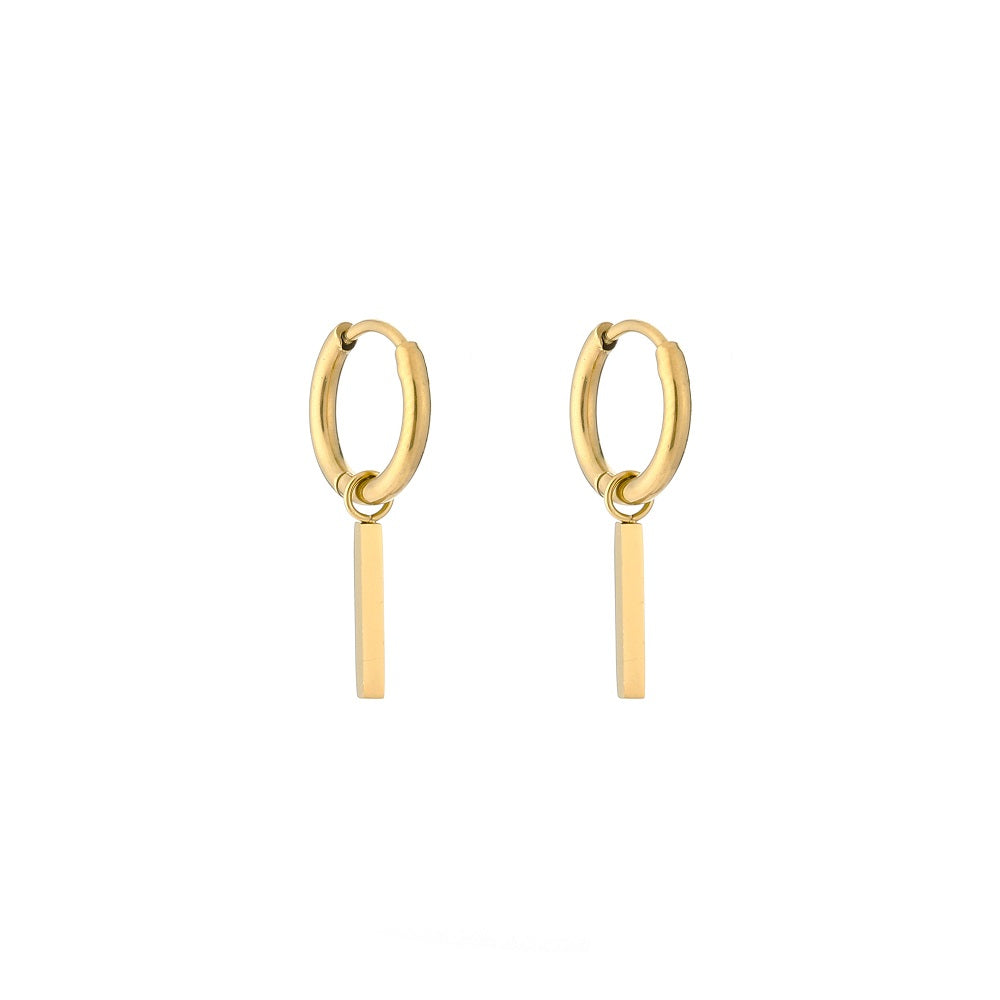 Oorbellen Floating Bar, deze kleine oorringetjes hebben een plat staafje als bedel. De oorbellen zijn waterproof, Stainless Steel en nikkelvrij. De oorbellen verkleuren niet en blijven mooi van kleur. De oorbellen zijn te bestellen op www.jenelry.com