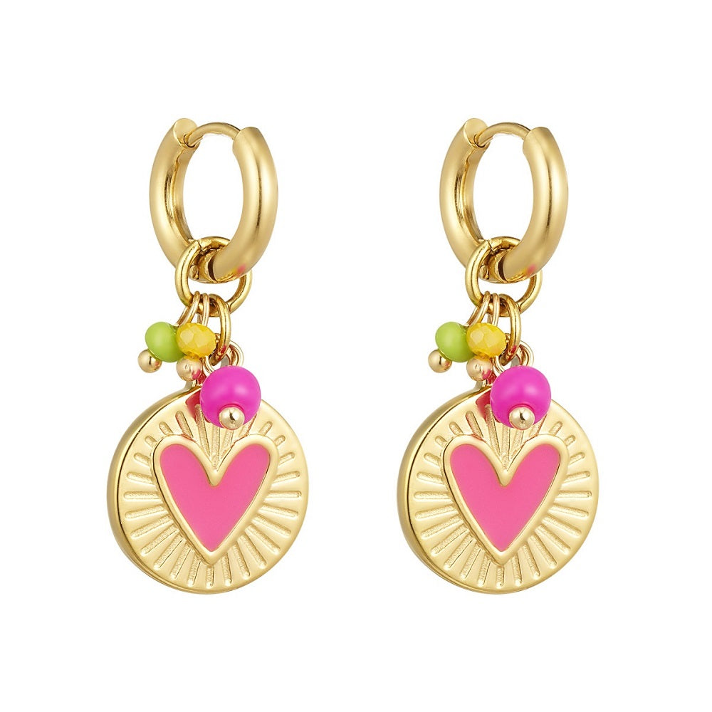 Stainless steel oorbellen goud met roze details. De oorbellen hebben een grote bedel met een roze hartje en meerdere gekleurde kraaltjes. De oorbellen zijn waterproof, stainless steel en nikkelvrij. Deze nikkelvrije oorbellen zijn te bestellen op www.jenelry.com