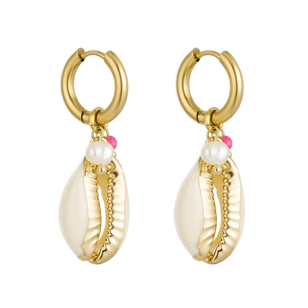 Oorbellen Ocean Girl, deze vrolijke oorbellen zijn perfect voor de zomer! De oorbellen hebben een grote schelp en kleurrijke bedeltjes. De oorbellen zijn waterproof, stainless steel en nikkelvrij. Bestel de oorbellen nu op www.jenelry.com