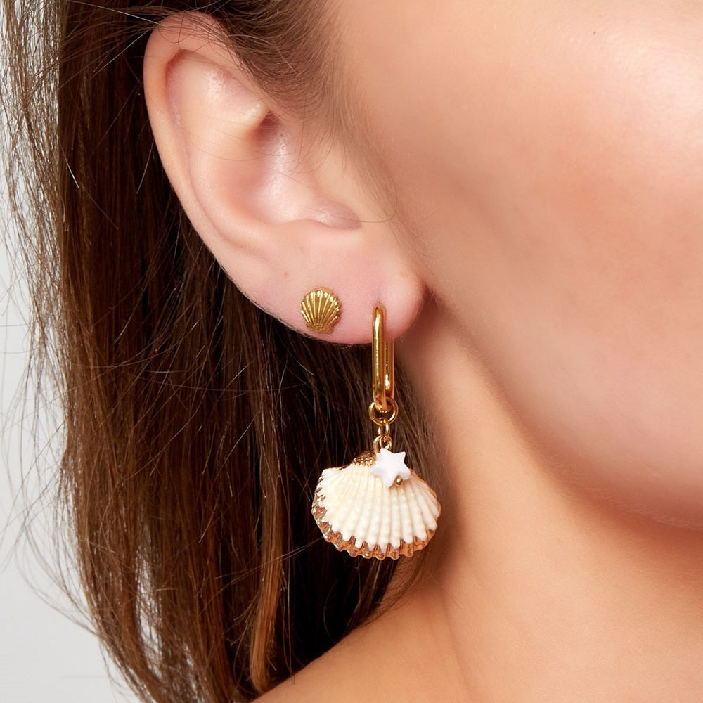 Vrouw met oorbellen, deze vrouw draagt de oorknopjes Shell en de oorbellen Sea Lover, deze oorbellen zijn gemaakt van Stainless Steel. De oorbellen zijn te bestellen op www.jenelry.com