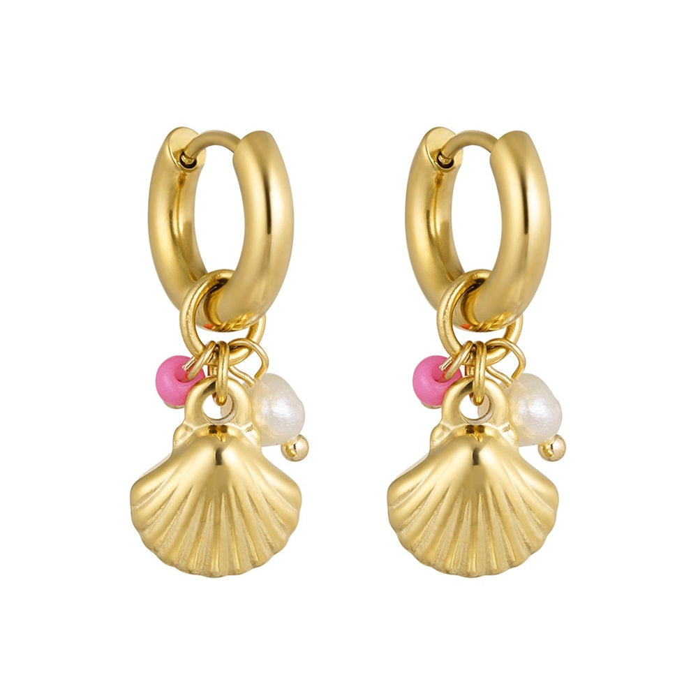 Oorbellen Sea Lover Goud. Dit zijn zomerse, vrolijke oorbellen met verschillende bedeltjes, zoals een schelpje, een parel en een gekleurd kraaltje. De oorbellen maken je outfit helemaal compleet! Ze zijn waterproof, stainless steel en nikkelvrij. Oorbellen Sea Lover zijn te bestellen op www.jenelry.com