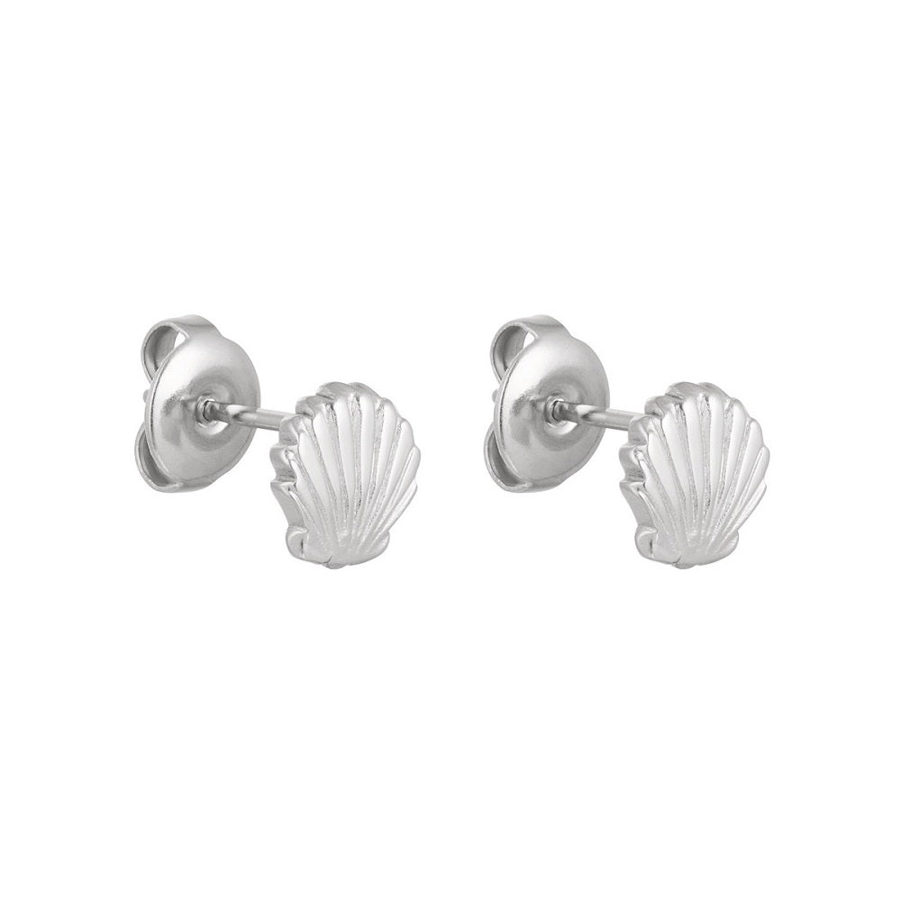 Oorknopjes shell zilver, deze studs in de vorm van een schelpje zijn waterproof, stainless steel en nikkelvrij. De oorknopjes zijn verkrijgbaar in het goud en in het zilver. Deze studs in de vorm van een schelpje zijn te bestellen op www.jenelry.com