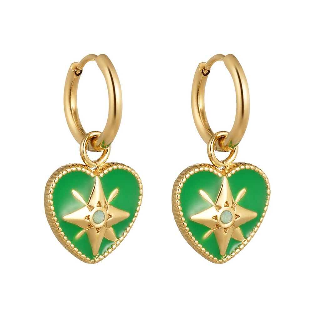 Stainless Steel oorbellen met groene hartjes, oorbellen met hartjes bedel, groen met gouden oorbellen. De oorbellen zijn gemaakt van stainless steel, hierdoor zijn ze waterproof en nikkelvrij. De oorbellen zijn ook verkrijgbaar in roze en wit, bestel de oorbellen nu op www.jenelry.com