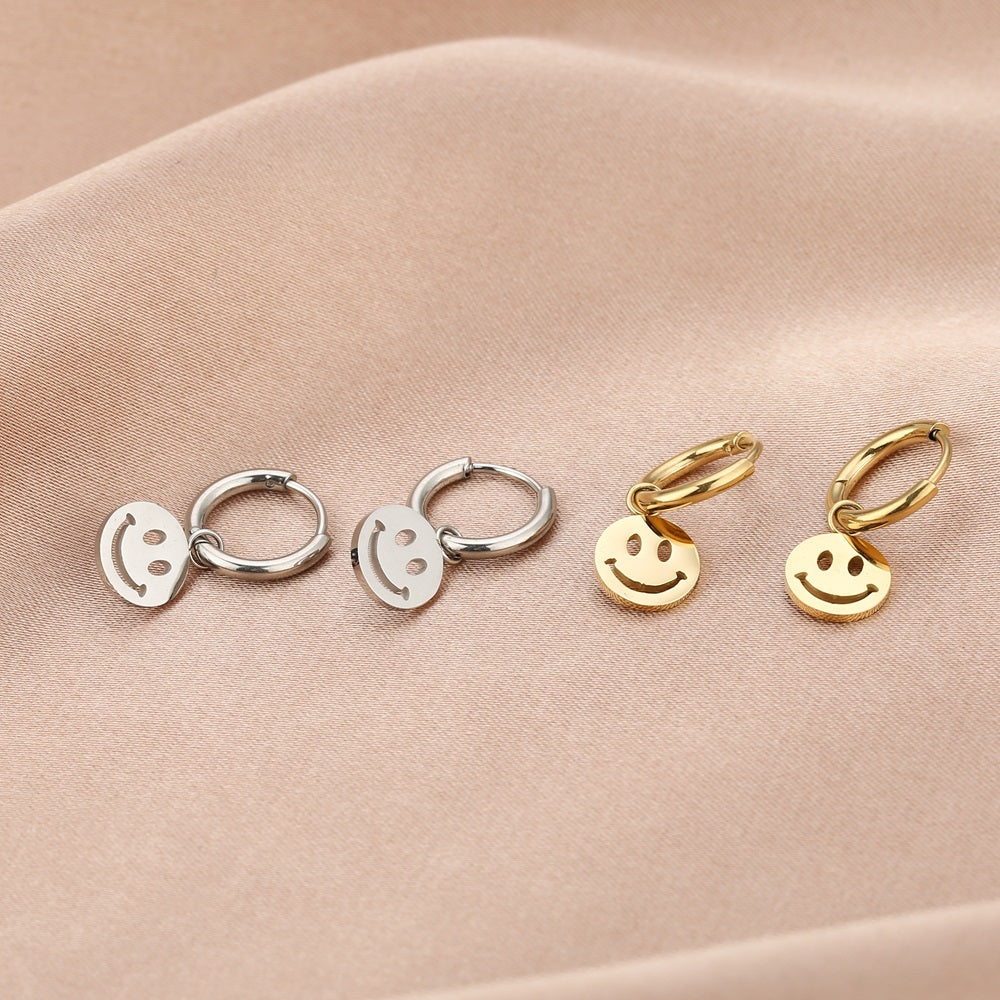 Oorbellen zilver met een smiley, smiley oorbellen waterproof. Oorbellen met een smiley die niet verkleuren. Zilveren smiley oorbellen. Oorbellen met een gezichtje.