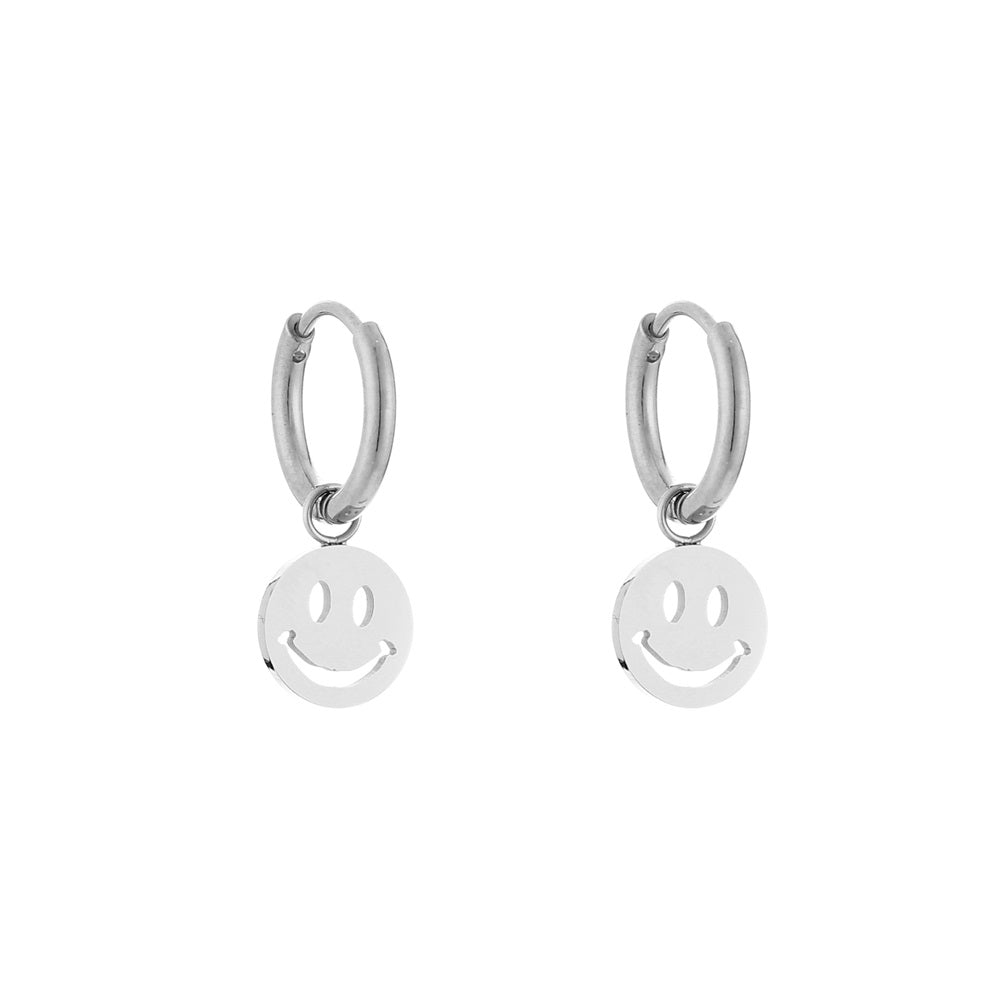 Oorbellen zilver met een smiley, smiley oorbellen waterproof. Oorbellen met een smiley die niet verkleuren. Zilveren smiley oorbellen. Oorbellen met een gezichtje.