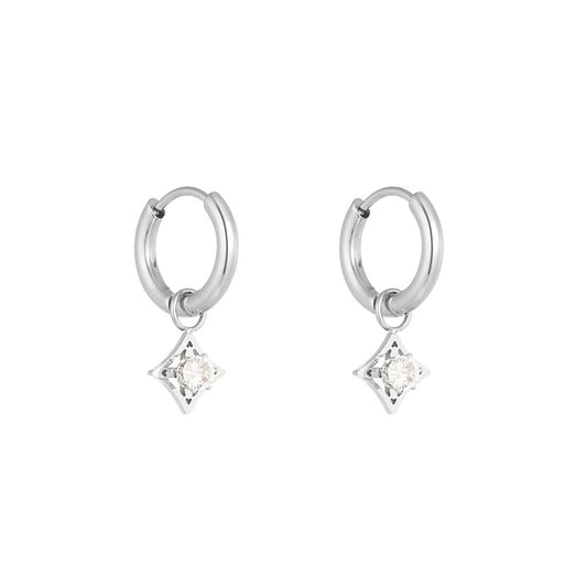 Stainless Steel Oorbellen Stardust zijn subtiel, maar toch erg feestelijk. De oorringen hebben een bedel in de vorm van een sterretje met daarop een strass steentje bevestigd. De oorbellen zijn waterproof, nikkelvrij en hypoallergeen. Oorbellen Stardust zijn verkrijgbaar in het goud en in het zilver. Bestel de oorbellen snel op www.jenelry.com