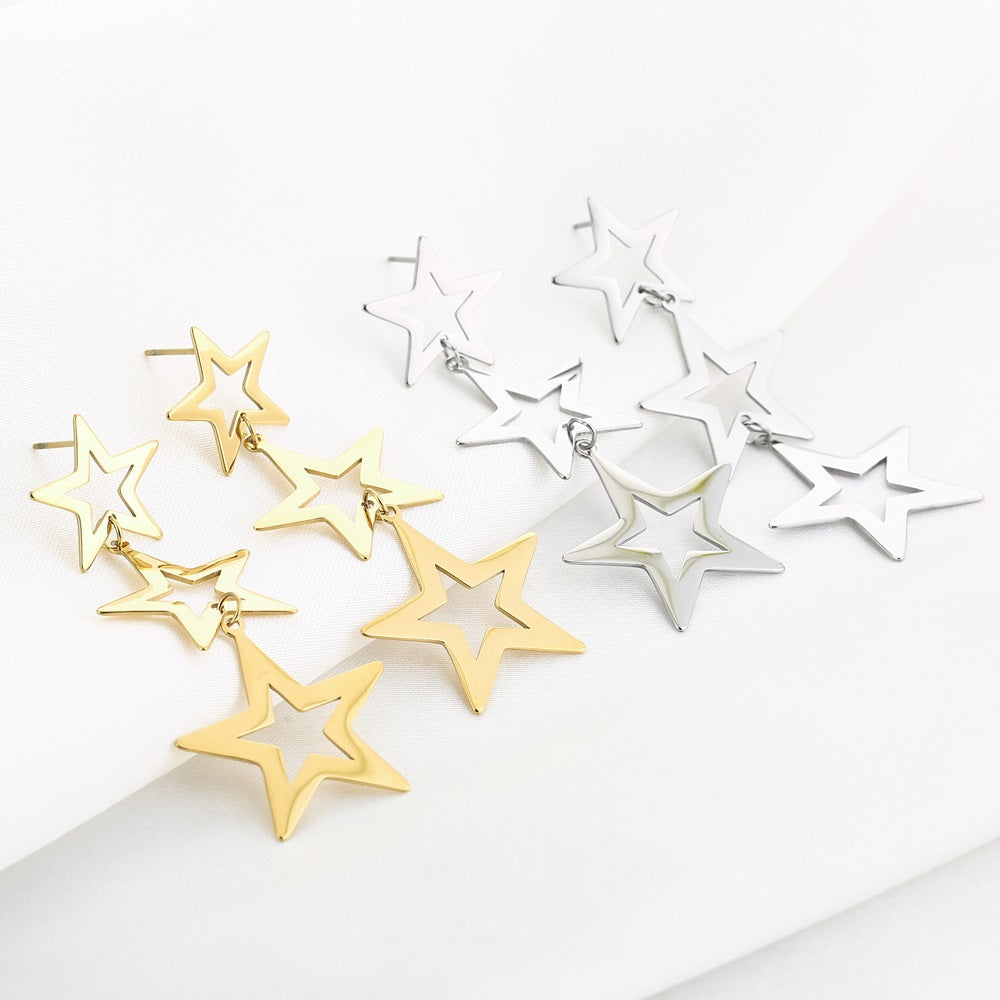 Oorbellen Starry Night Goud bestaat uit drie sterren van verschillende grootte. De oorbellen maken je feestelijke outfit helemaal af! Oorbellen Starry Night zijn gemaakt van stainless steel, hierdoor zijn de oorbellen waterproof, nikkelvrij en hypoallergeen. De oorbellen zijn verkrijgbaar in het goud en in het zilver. Shop de oorbellen nu op www.jenelry.com