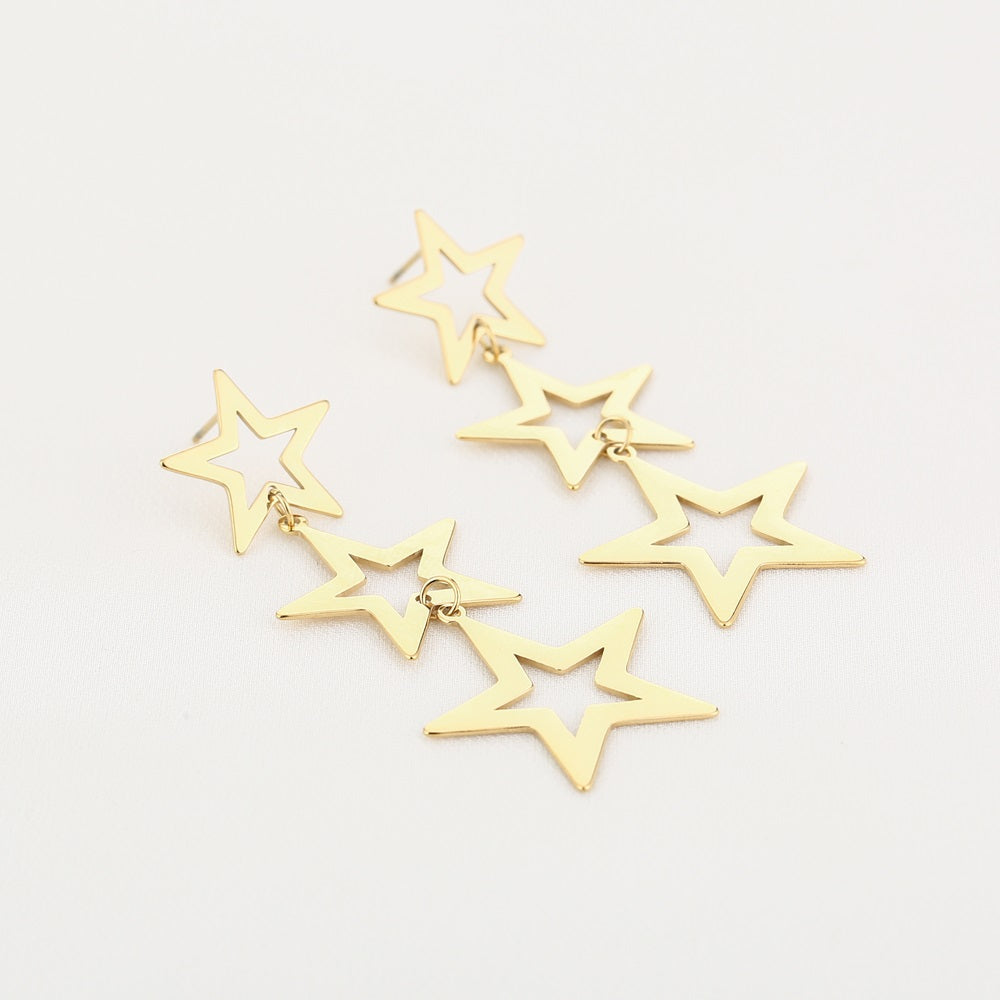 Oorbellen Starry Night Goud bestaat uit drie sterren van verschillende grootte. De oorbellen maken je feestelijke outfit helemaal af! Oorbellen Starry Night zijn gemaakt van stainless steel, hierdoor zijn de oorbellen waterproof, nikkelvrij en hypoallergeen. De oorbellen zijn verkrijgbaar in het goud en in het zilver. Shop de oorbellen nu op www.jenelry.com