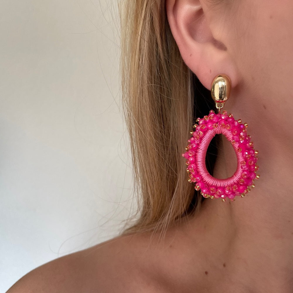 Kleurrijke, zomerse stainless steel oorbellen. Dit zijn de oorbellen Sweet Summer in het roze, de oorbellen zijn heel kleurrijk en hebben veel kraaltjes. De oorbellen zijn waterproof en gemaakt van stainless steel, ze verkleuren niet en blijven mooi. Deze kleurrijke oorbellen zijn verkrijgbaar in de kleuren roze, beige, blauw en groen. Bestel ze nu op www.jenelry.com