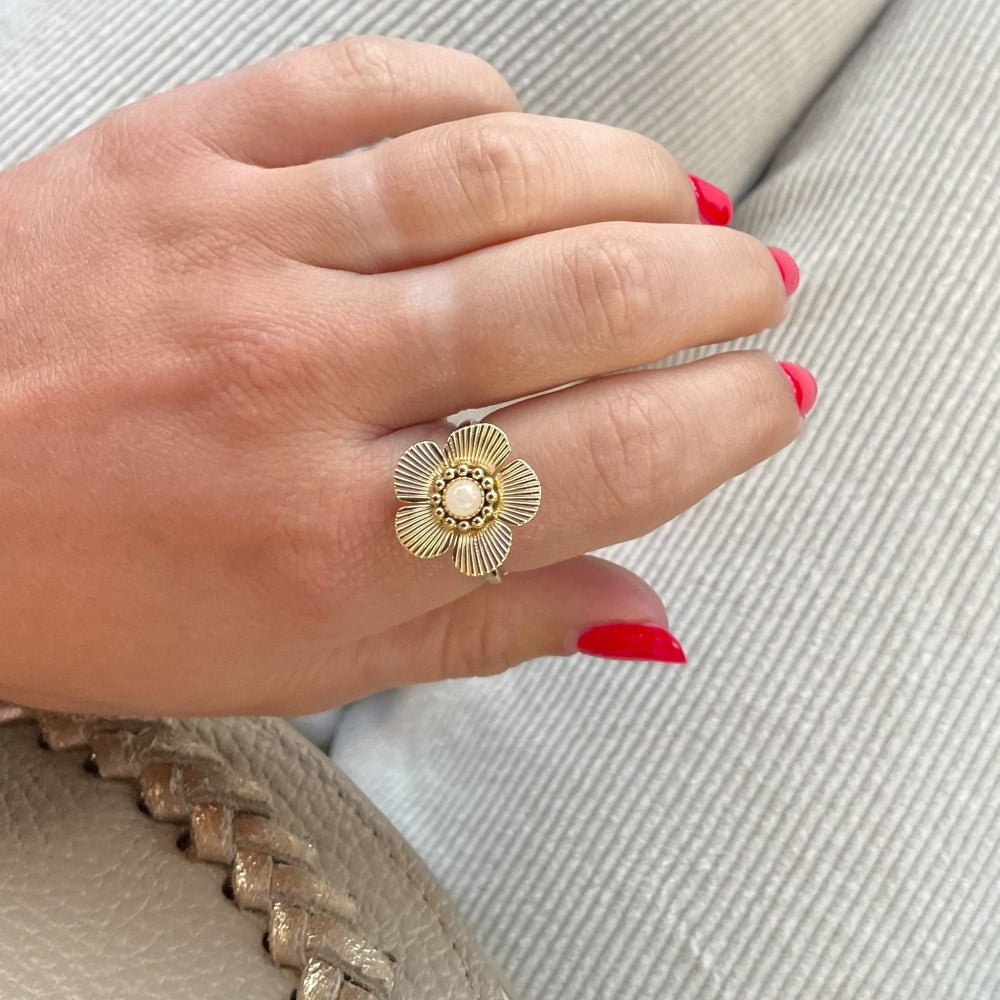 Verstelbare stainless steel ring met bloem en beige steen. Bloemenring met beige steen. Ring die niet verkleurt. Shop de ring met bloem nu op www.jenelry.com