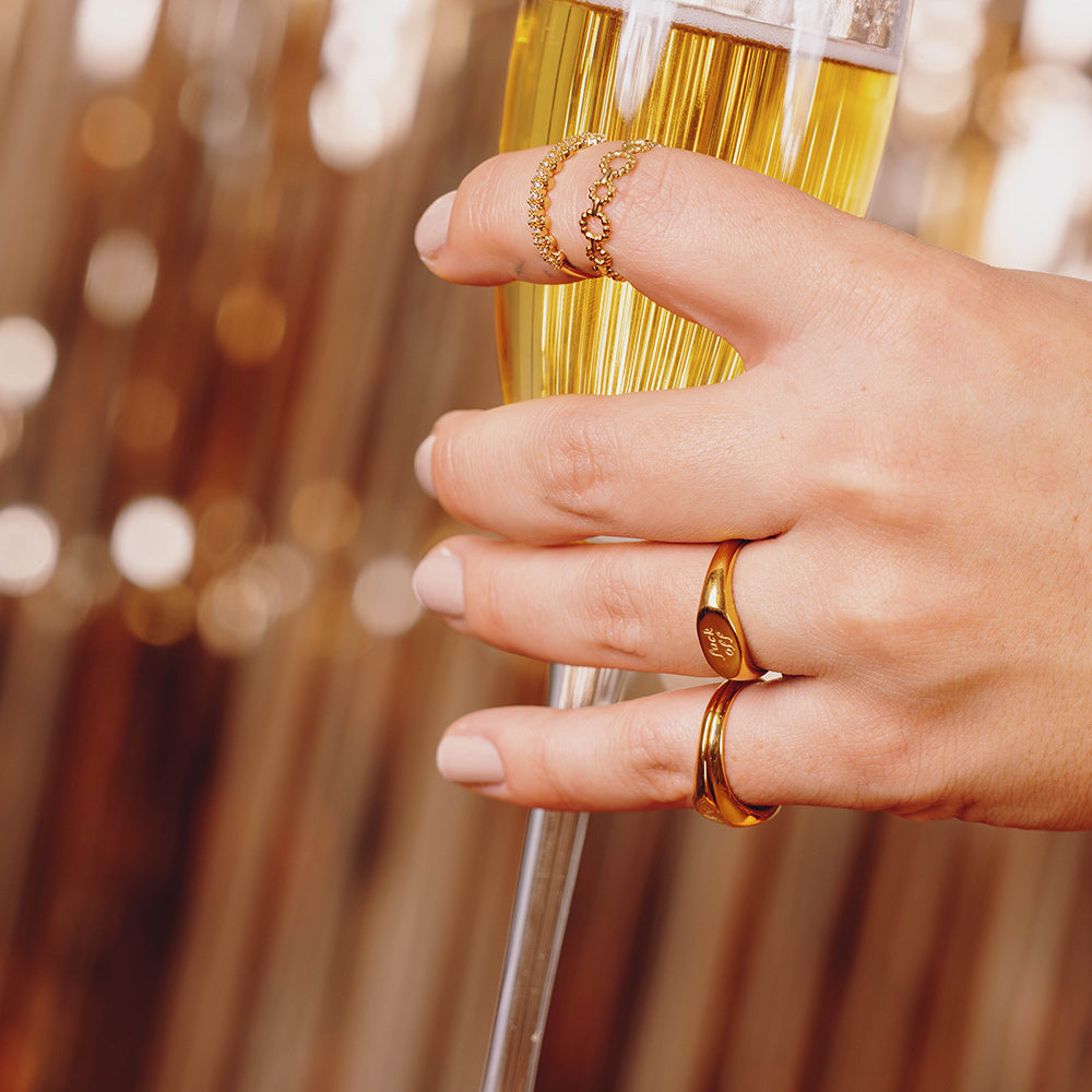 Waterproof ring met gravering, gouden stainless steel ring met gravering. Ring is ook verkrijgbaar in het goud. De waterproof ring is te bestellen op www.jenelry.com