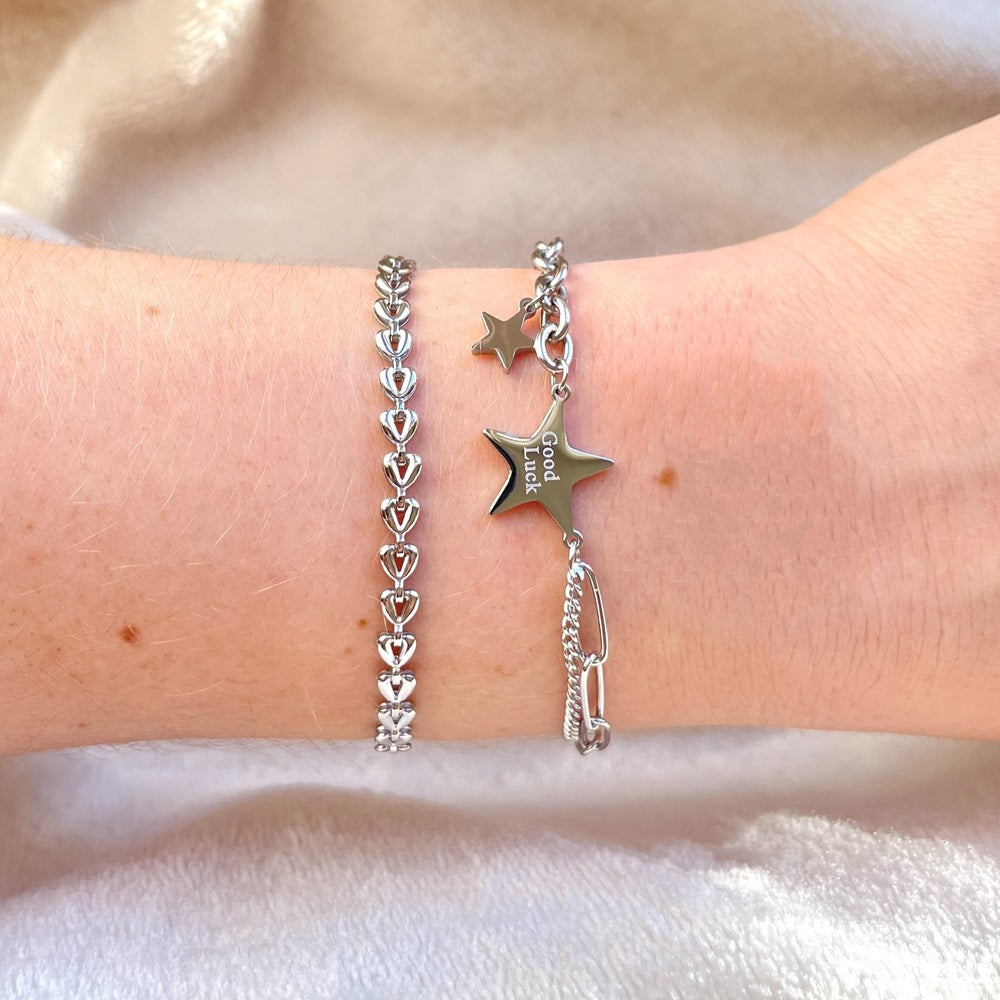 Zilver armbandje met hartjes, het armbandje is gemaakt van Stainless Steel. De armband is waterproof en nikkelvrij. Alle sieraden zijn stainless steel en verkrijgbaar in het goud en zilver. Shop dit armbandje nu op www.jenelry.com