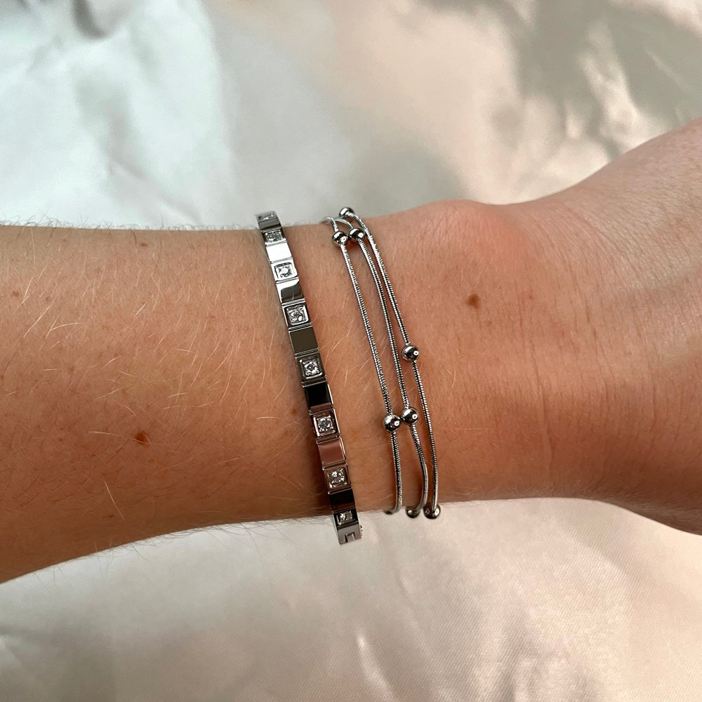 Waterproof armband zilver, deze armband bestaat uit drie kettinkjes met kleine bolletjes. De armband is gemaakt van stainless steel, hierdoor is de armband nikkelvrij en hypoallergeen. Het armbandje is verkrijgbaar in het goud en in het zilver. Bestel de armband nu op www.jenelry.com