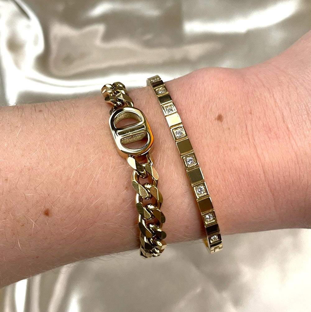 Feestelijke armband magical in het goud, deze slavenarmband is gemaakt van Stainless Steel, hierdoor is de armband waterproof en nikkelvrij. De armband is one-size en gaat open en dicht door de speciale sluiting. De armband heeft meerdere strass steentjes, waardoor hij een feestelijke uitstraling heeft. Shop deze stainless steel armband nu op www.jenelry.com