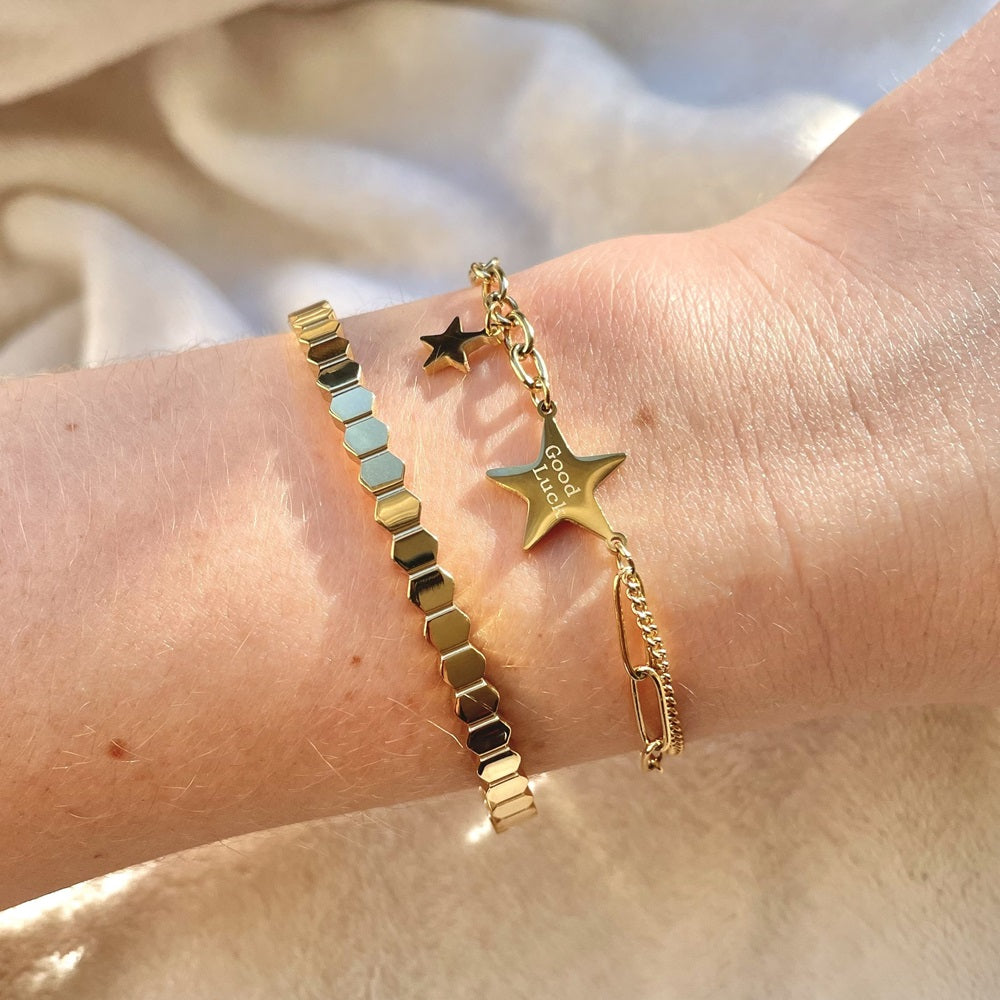 Stainless Steel Armband in het goud met aaneengesloten zeshoekjes, de armband is gemaakt van stainless steel, hierdoor is hij waterproof en nikkelvrij. De armband met zeshoekjes is verkrijgbaar in het goud en zilver en is te bestellen op www.jenelry.com
