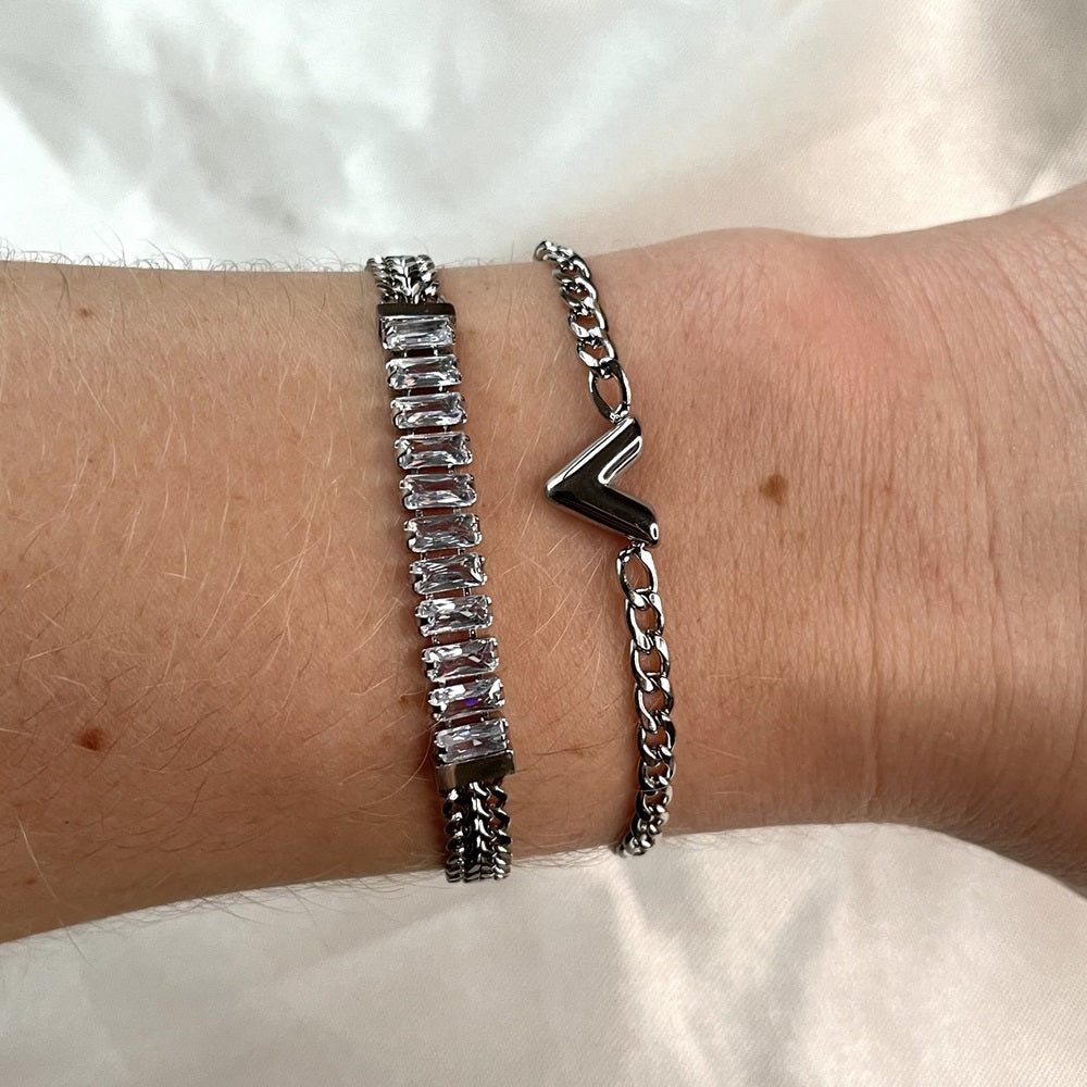 Deze Stainless Steel schakelarmband heeft een V in het midden van de armband. De armband is gemaakt van Stainless Steel, hierdoor is hij waterproof, nikkelvrij en hypoallergeen. De armband verkleurt niet als hij in aanraking komt met water, de armband V is verkrijgbaar in het goud en in het zilver. Bestel de armband nu op www.jenelry.com