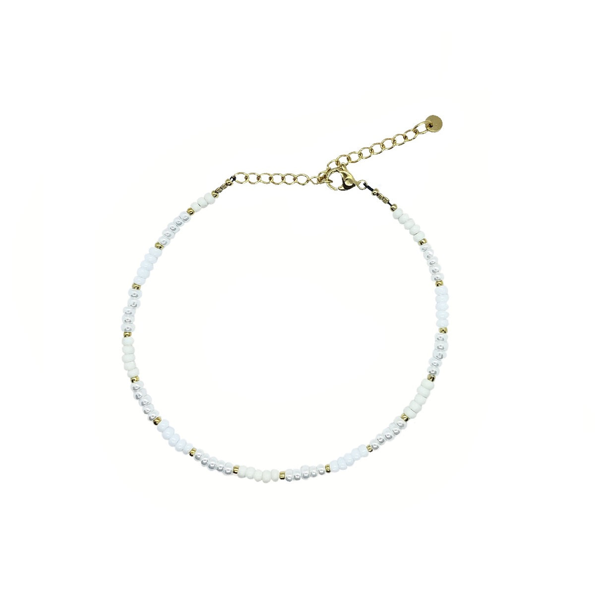 Waterproof armband Beach Days Goud, deze armband is gemaakt van de hoogste kwaliteit rocailles. Het armbandje heeft een stainless steel sluiting en is waterproof. De armband is wit met goud.