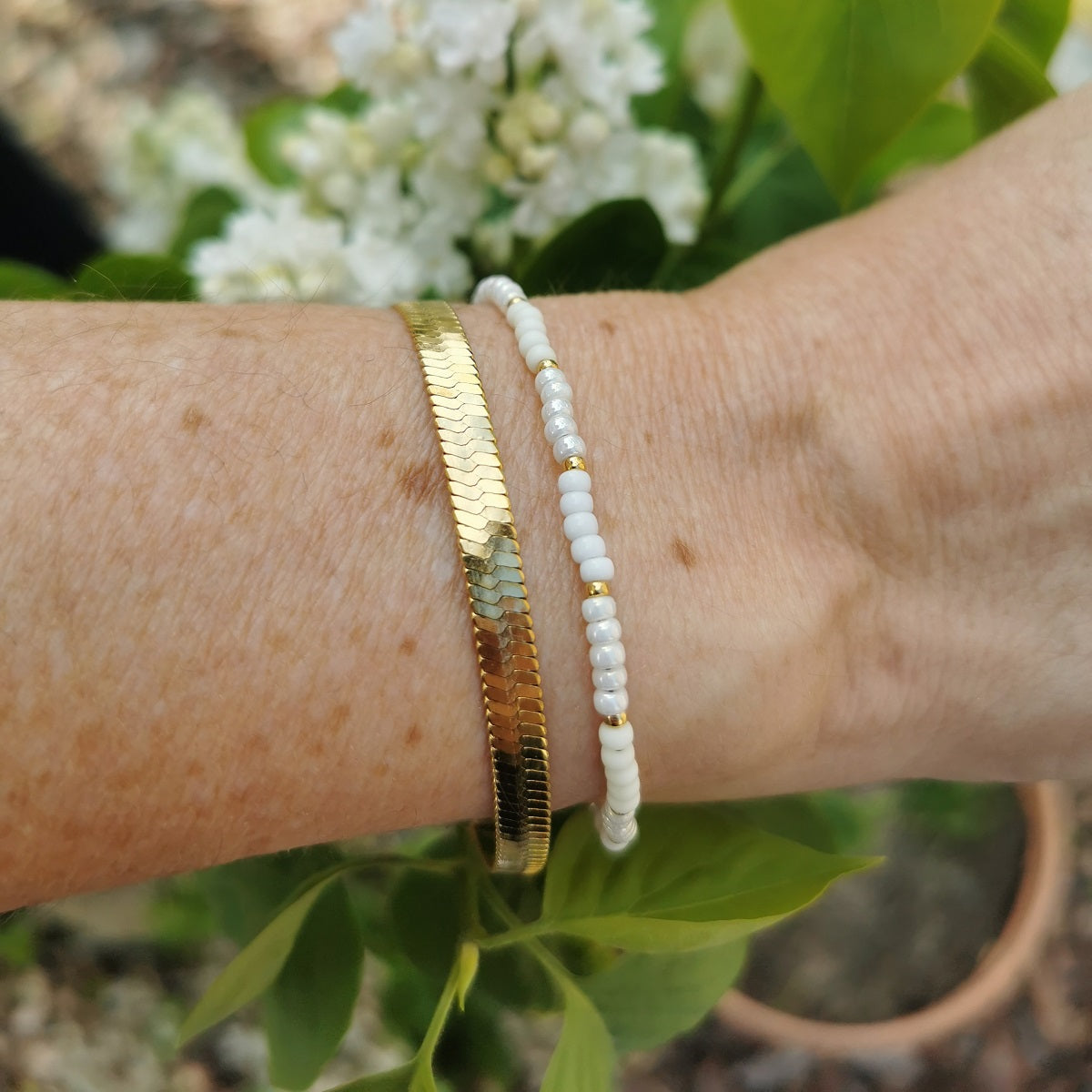 Waterproof armband Beach Days Zilver, deze armband is gemaakt van de hoogste kwaliteit rocailles. Het armbandje heeft een stainless steel sluiting en is waterproof. De armband is wit met zilver