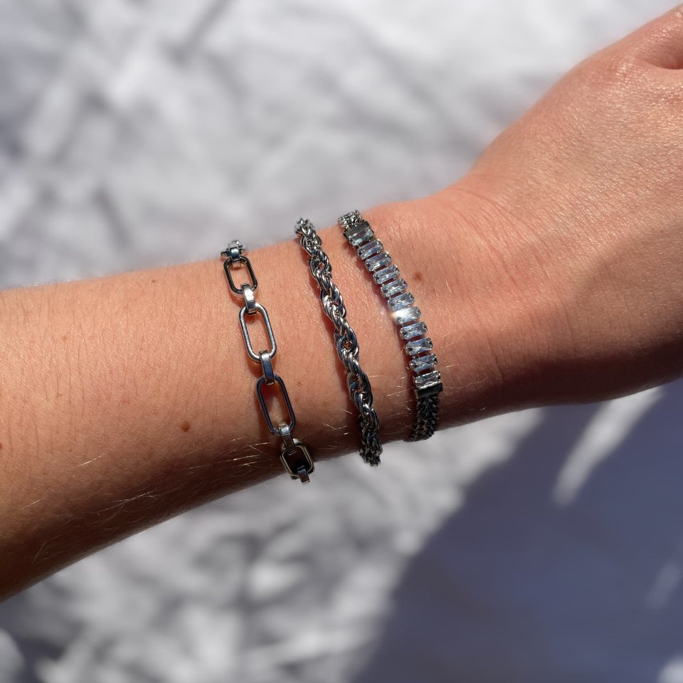 Waterproof Armband Cleopatra Zilver. Deze armband heeft een fijne schakel en kleurrijke strass steentjes in het midden van de schakelarmband. De strass steentjes hebben verschillende kleuren. De armband is erg opvallend en feestelijk. De armband is waterproof en verkleurt niet als deze in aanraking komt met water. Het armbandje is te bestellen op www.jenelry.com