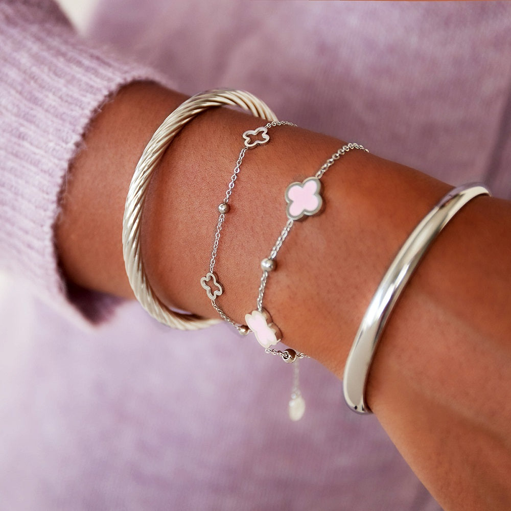 Waterproof zilver armbandje met open klavertjes, armbandje gemaakt van stainless steel. De armband verkleurt niet en blijft mooi. Geluksarmbandje met klavertje vier. Alle sieraden van Jenelry zijn waterproof. Waterproof sieraden voor iedereen.