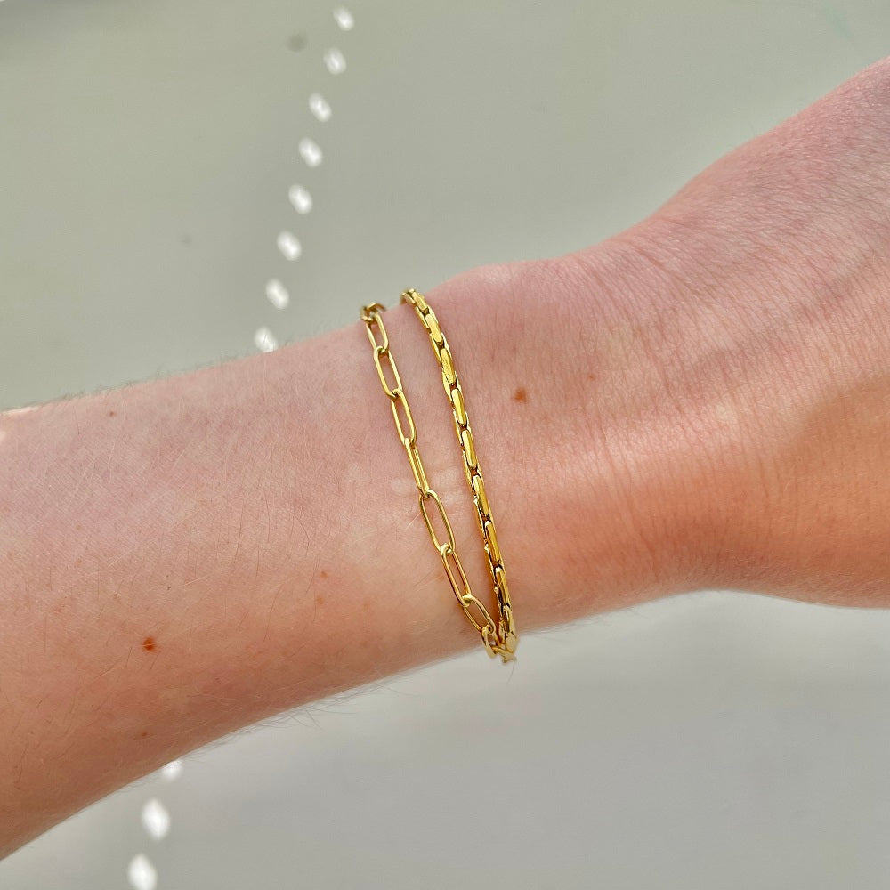 Waterproof schakelarmband met twee kettingen, een ketting met fijne schakel en een ketting met een grovere schakel. De armband is nikkelvrij en verkleurt niet als hij in aanraking komt met water. Shop de armband op www.jenelry.com