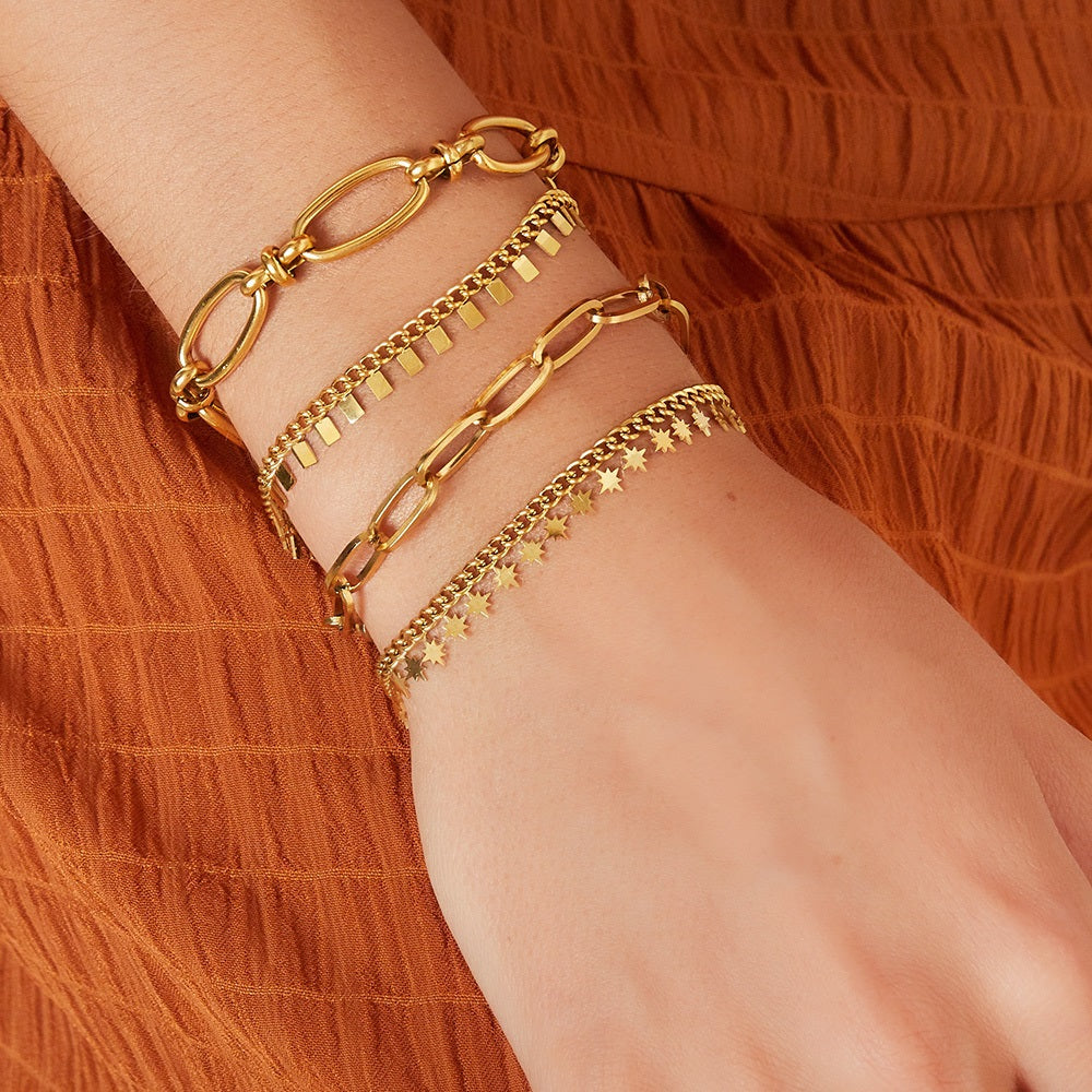 Stainless Steel Armband Floating Bars goud heeft een fijne schakel en kleine rechthoekige bedeltjes. Deze armband is verkrijgbaar in het goud en zilver. Het armbandje is waterproof, nikkelvrij en hypoallergeen. Bestel hem snel op www.jenelry.com