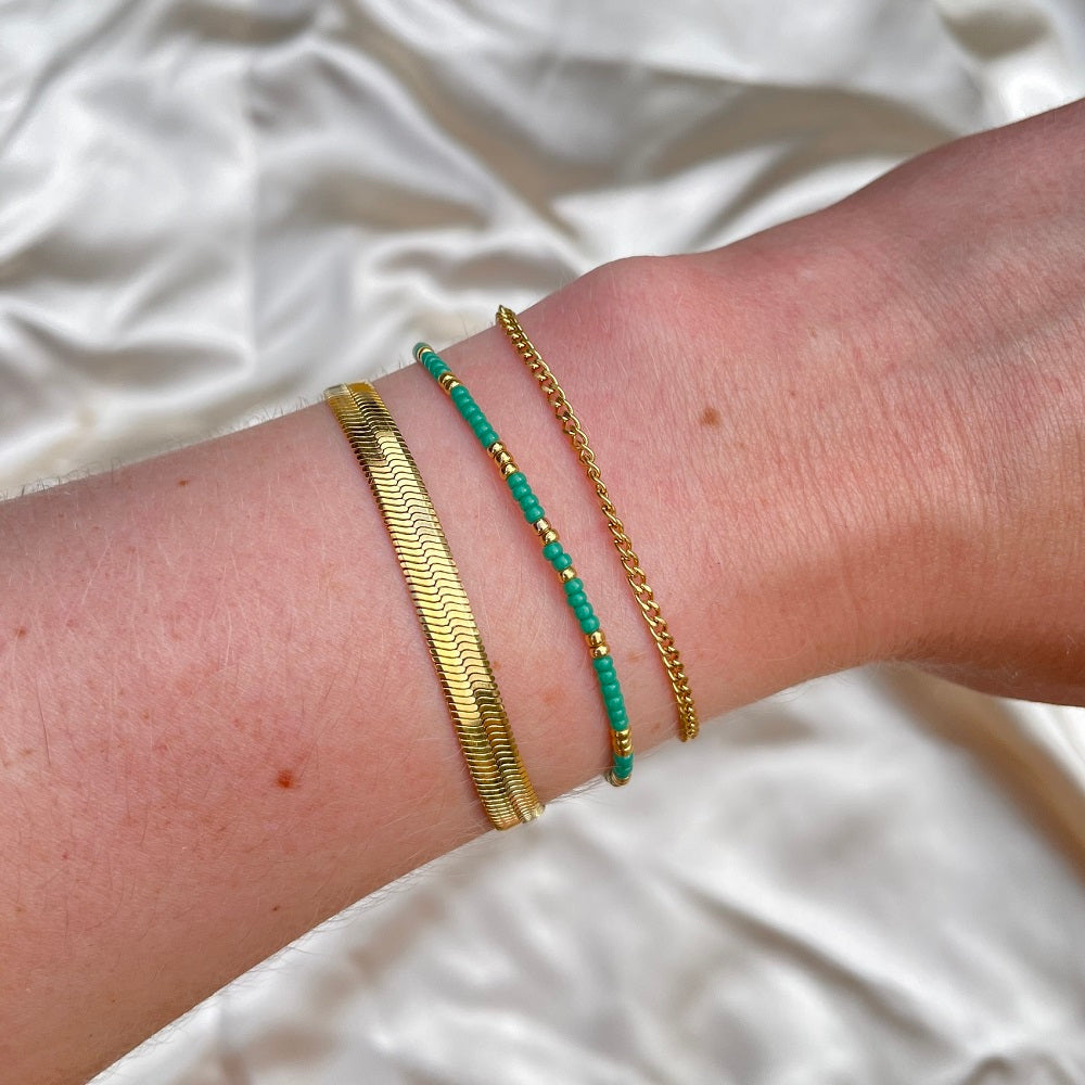 Waterproof armband Magical Fir is gemaakt van de hoogste kwaliteit rocailles kralen. Deze rocailles kralen verkleuren niet en blijven mooi. De armband heeft een fel donkere kleur en is te bestellen op www.jenelry.com