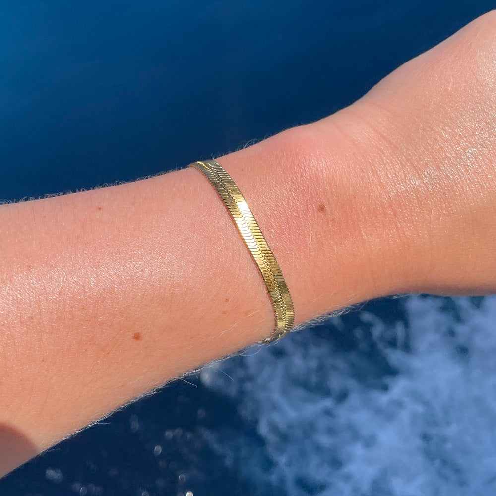 Waterproof Armband Tressed Goud is gemaakt van stainless steel. De armband verkleurt niet en is nikkelvrij. De armband heeft een gevlochten band en is verkrijgbaar in goud en zilver. De armband is te bestellen op www.jenelry.com