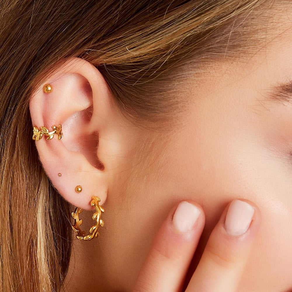 Ear Cuff Leaves Goud, deze ear cuff heeft een blaadjes patroon en is gemaakt van stainless steel. De Ear Cuff is waterproof en verkleurt niet. De ear cuff is te bestellen op www.jenelry.com